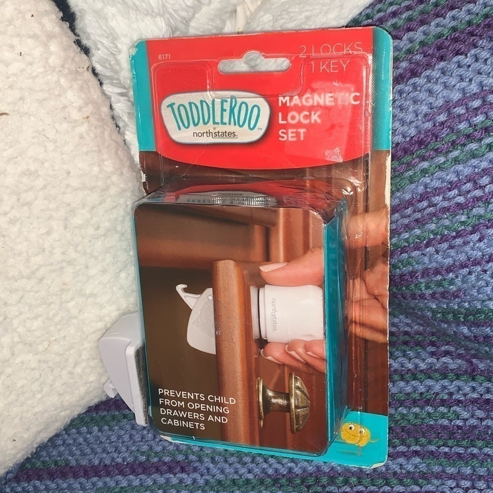 Magnetic lock set